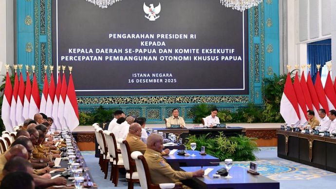 Presiden Prabowo Subianto memberikan pengarahan kepada kepala daerah se-Papua di Istana Negara