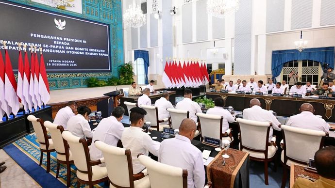 Presiden Prabowo Subianto memberikan pengarahan kepada kepala daerah se-Papua di Istana Negara
