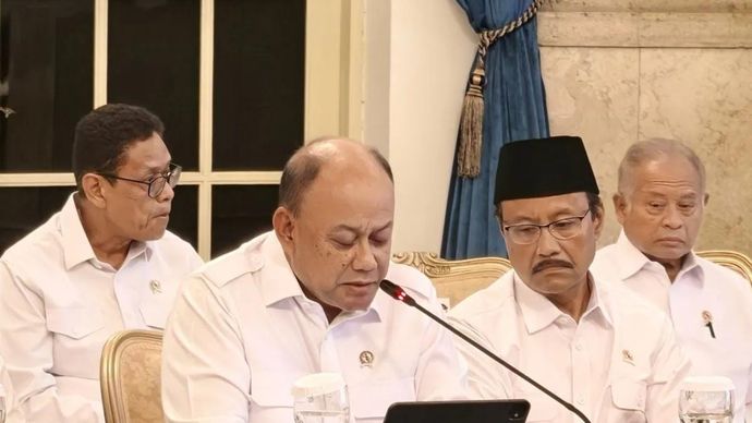 Kepala Badan Gizi Nasional Dadan Hindayana memberi laporan kepada Presiden Prabowo Subianto pada Sidang Kabinet Paripurna di Istana Negara, Jakarta, Senin 15 Desember 2025. ANTARA/Fathur Rochman