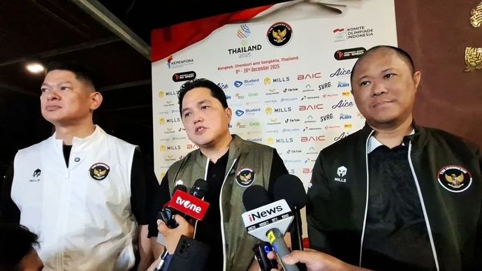 Menteri Pemuda dan Olahraga Erick Thohir memberikan keterangan terkait perkembangan kompetisi SEA Games 2025 di Rumah Indonesia, Bangkok, Senin, 15 Desember 2025. (ANTARA/Aditya Ramadhan)