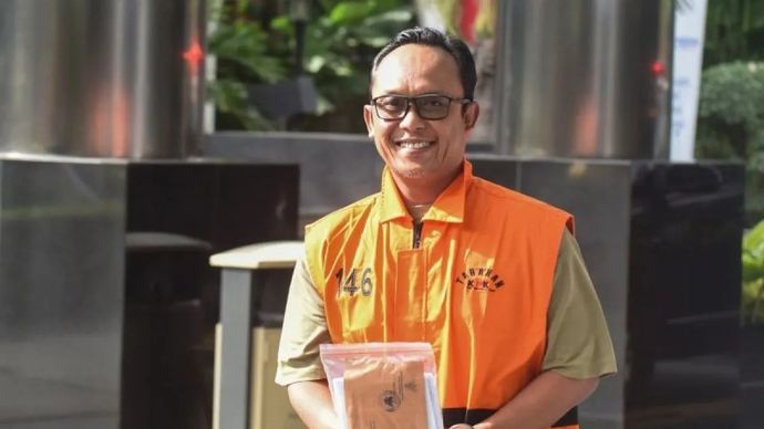 Tersangka kasus dugaan suap dan gratifikasi Ardito Wijaya tiba untuk menjalani pemeriksaan perdana di Gedung Merah Putih KPK, Jakarta, Senin, 15 Desember 2025. Bupati Lampung Tengah periode 2025-2030 tersebut menjalani pemeriksaan perdana usai ditahan dalam OTT kasus dugaan suap dan gratifikasi terkait proyek pengadaan barang dan jasa di Pemerintah Kabupaten Lampung Tengah dengan total aliran uang yang diterima sekitar Rp5,75 miliar. ANTARA FOTO/Indrianto Eko Suwarso/YU