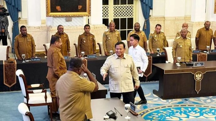 Presiden Prabowo Subianto menjabat tangan satu per satu kepala daerah se-Papua saat hendak memberikan pengarahan di Istana Negara, Jakarta, Selasa, 16 Desember 2025. ANTARA/Mentari Dwi Gayati/aa.