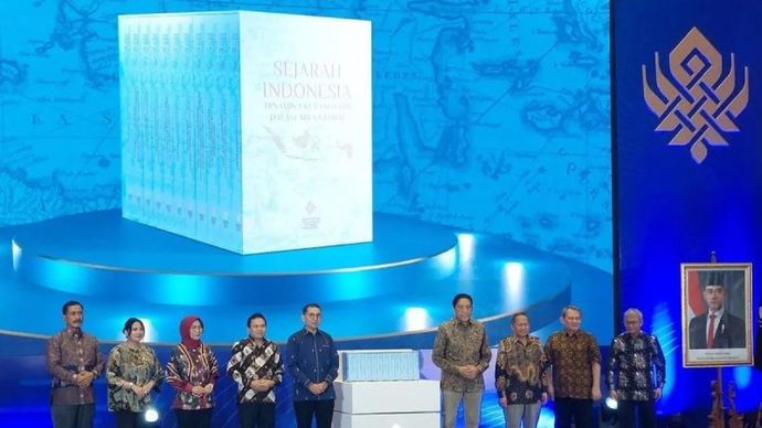 Menteri Kebudayaan Fadli Zon (lima kiri) dalam peluncuran buku &ldquo;Sejarah Indonesia: Dinamika Kebangsaan dalam Arus Global&rdquo; yang digelar di Jakarta, Minggu 14 Desember 2025. ANTARA/Adimas Raditya/pri.