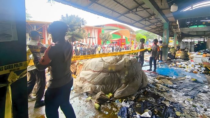Brimob Polda Metro Jaya jaga Pasar Induk Kramat Jati usai kebakaran. 