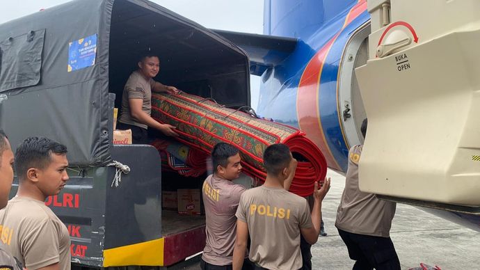 Polri menyalurkan bantuan ke Aceh Tengah. 