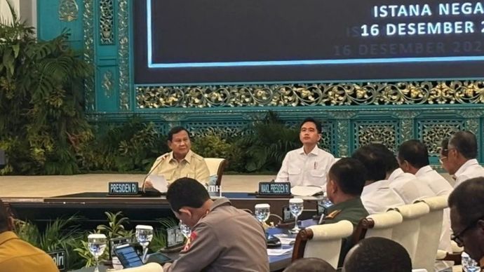 Presiden Prabowo Subianto didampingi Wakil Presiden, Gibran Rakabuming Raka, memberi pengarahan kepada kepala daerah seluruh Papua di Istana Negara, Jakarta, Selasa, 16 Desember 2025. ANTARA/Mentari Dwi Gayati