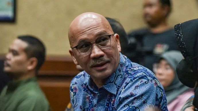 Terdakwa kasus dugaan korupsi pengadaan Chromebook di Kemendikbudristek tahun 2019-2022 Mulyatsyah (tengah) bersiap mengikuti sidang dakwaan di Pengadilan Tipikor, Jakarta Pusat, Selasa, 16 Desember 2025. Tiga terdakwa yaitu Ibrahiem Arief, Mulyatsyah dan Sri Wahyuningsih didakwa merugikan keuangan negara sebesar Rp2,18 triliun terkait dugaan korupsi pengadaan Chromebook di Kemendikbudristek. ANTARA FOTO/Fakhri Hermansyah/nym. (ANTARA FOTO/FAH)