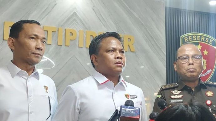 Dirtipidter Bareskrim Polri Brigjen Pol. Moh. Irhamni (tengah) dan Direktur D pada Jaksa Agung Muda Bidang Pidana Umum (Jampidum) Kejaksaan Agung Sugeng Riyanta (kanan) memberikan keterangan pers di Gedung Bareskrim Polri, Jakarta, Selasa, 16 Desember 2025. ANTARA/Nadia Putri Rahmani/pri.