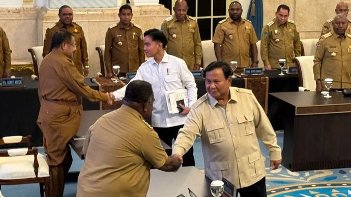 Presiden Prabowo Subianto memberikan pengarahan kepada kepala daerah se-Papua di Istana Negara, Jakarta, Selasa, 16 Desember 2025. ANTARA/Mentari Dwi Gayati