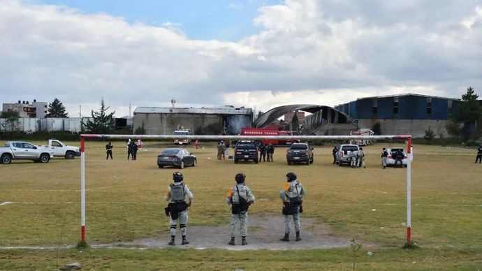 Aparat keamanan mengamankan di lokasi kecelakaan pesawat kecil pada 15 Desember 2025, di Toluca, Meksiko. ANTARA/Xinhua/Arturo Hernandez