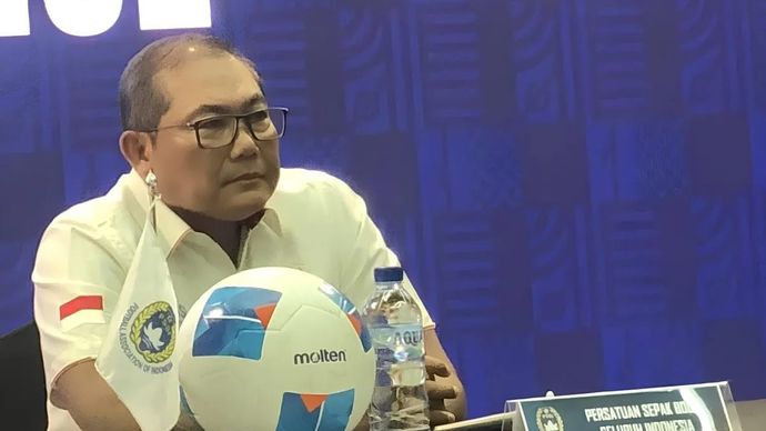 Ketua Badan Tim Nasional (BTN) Sumardji dalam jumpa pers saat menyampaikan perkembangan terkini timnas Indonesia di Menara Mandiri II, Jakarta, Selasa 16 Desember 2025. (ANTARA/Zaro Ezza Syachniar)