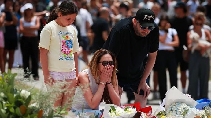 Warga berduka lokasi penembakan yang menewaskan sejumlah pengunjung di Pantai Bondi, Sydney, Australia, Senin, 15 Desember 2025. ANTARA/Xinhua/Ma Ping/aa.