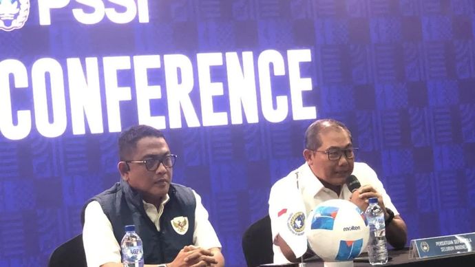 Anggota Komite Eksekutif PSSI (Exco PSSI) Endri Erawan dan Ketua Badan Tim Nasional (BTN) Sumardji dalam jumpa pers saat menyampaikan perkembangan terkini timnas Indonesia di Menara Mandiri II, Jakarta, Selasa 16 Desember 2025. (ANTARA/Zaro Ezza Syachniar)