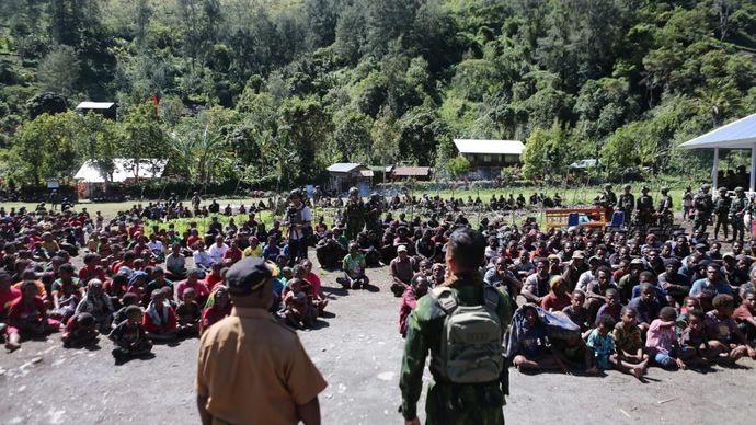 Pangkogabwilhan III hadiri upacara bakar batu sambut Natal di Papua. 