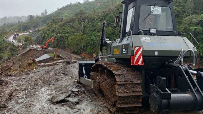 TNI dan Kementerian PU, Akses Jalan Simpang KKA&ndash;Bener Meriah Kembali Tersambung