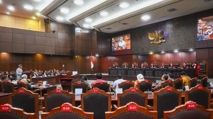 Ketua Mahkamah Konstitusi (MK) Suhartoyo (kelima kanan) didampingi para Wakil Ketua MK mendengarkan keterangan dari Komisioner Lembaga Manajemen Kolektif Nasional (LMKN) Jilid 2 Marulam Juniasi Hutauruk (kiri) dalam sidang uji materiil UU nomor 28 ta