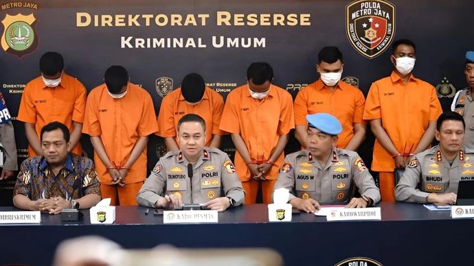 Arsip foto - Enam personel polisi pelaku kasus pengeroyokan di kawasan Kalibata, Jakarta, yang menyebabkan dua orang berinisial MET dan NAT meninggal dunia, ditunjukkan dalam konferensi pers di Gedung Polda Metro Jaya, Jumat, 12 Desember 2025. (ANTARA/HO-Divisi Humas Polri)