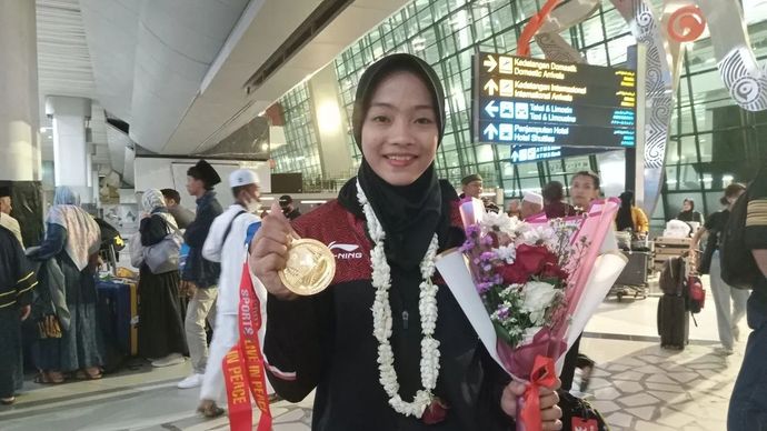 Foto arsip - Pesilat Indonesia Safira Dwi Meilani berpose setelah mengikuti upacara penjemputan atlet SEA Games di Bandara Soekarno-Hatta, Tangerang, Kamis, 11 Mei 2023. (ANTARA/RAUF ADIPATI)