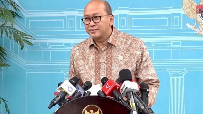 Menteri Investasi dan Hilirisasi sekaligus CEO Danantara Indonesia Rosan Roeslani memberikan keterangan pers di Kompleks Istana Kepresidenan, Jakarta, Rabu 17 Desember 2025. (ANTARA/Cahya Sari)