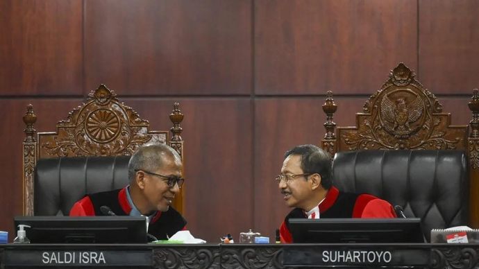 Ketua Mahkamah Konstitusi (MK) Suhartoyo (kanan) berbincang dengan Wakil Ketua MK Saldi Isra saat memimpin sidang pembacaan putusan uji materi Undang-Undang Hak Cipta di Gedung Mahkamah Konstitusi, Jakarta, Rabu 17 Desember 2025. MK mengabulkan sebag