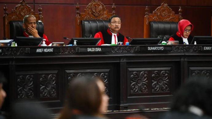 Arsip foto - Ketua Mahkamah Konstitusi (MK) Suhartoyo (tengah) bersama Wakil Ketua MK Saldi Isra (kiri) dan Enny Nurbaningsih (kanan) memimpin sidang uji materiil UU nomor 28 tahun 2014 tentang Hak Cipta di Mahkamah Konstitusi, Jakarta, Kamis (31/7/2025). Sidang tersebut beragendakan mendengar keterangan saksi dan ahli dari pemohon. ANTARA FOTO/Rivan Awal Lingga/sgd