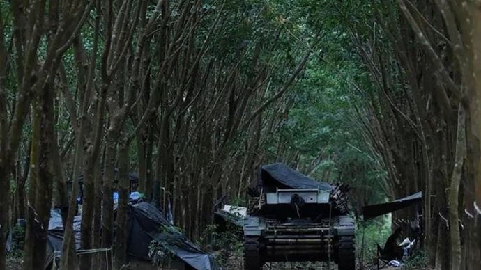 Arsip - Kendaraan militer terlihat di dekat perbatasan Thailand-Kamboja di Surin, Thailand, 3 November 2025. (ANTARA/Valeria Mongelli/Anadolu/pri)