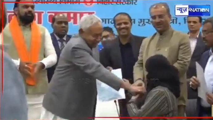 Menteri India Tarik Hijab Dokter Perempuan