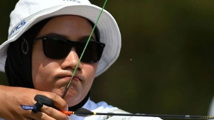 Arsip foto - Atlet panahan putri Indonesia Diananda Choirunisa membidik target saat mengikuti pemusatan latihan nasional (Pelatnas) di Bekasi, Jawa Barat, Senin, 11 September 2023. (ANTARA FOTO/Hafidz Mubarak A/Spt/am.)
