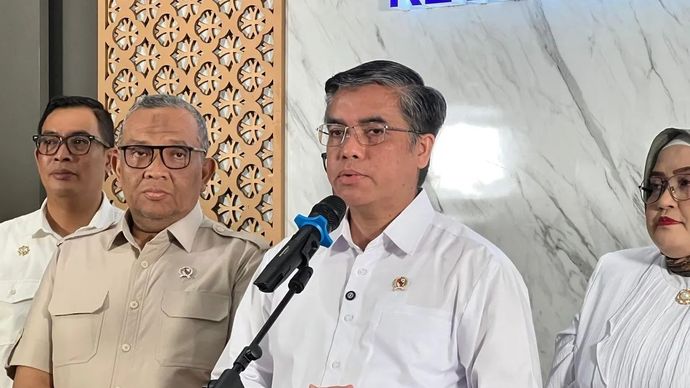 Menteri Ketenagakerjaan Yassierli memberi keterangan ketika ditemui di Kantor Kementerian Ketenagakerjaan, Jakarta, Rabu, 17 Desember 2025. (ANTARA/Putu Indah Savitri)