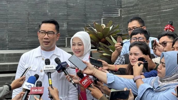 Arsip- Mantan Gubernur Jawa Barat Ridwan Kamil bersama istrinya Atalia Praratya saat memberikan keterangan di Kota Bandung, Jawa Barat, Rabu, 17 Desember 2025. (ANTARA/Rubby Jovan)