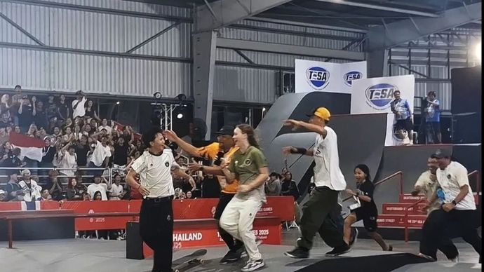 Momen kemenangan Basral Graito Hutomo yang dirayakan oleh tim ofisial Indonesia dan Pelatih Skateboard Malaysia Mariss Khan di ajang SEA Games 2025 di Bangkok, Minggu, 14 Desember 2025. (ANTARA/Aditya Ramadhan)