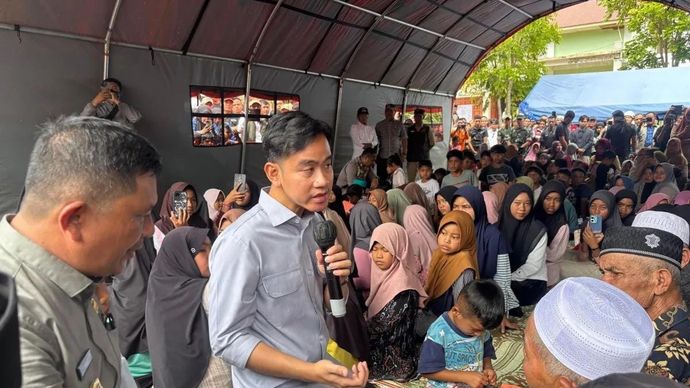 Wakil Presiden Gibran Rakabuming Raka menyapa warga di posko pengungsian BLK Blangkejeren, Kabupaten Gayo Lues, Aceh, Rabu 17 Desember 2025. ANTARA/Mentari Dwi Gayati