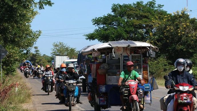 Arsip - Warga sipil Kamboja melarikan diri dari distrik Srei Snam, provinsi Siem Reap, menyusul ketegangan militer dengan Thailand, 15 Desember 2025. (ANTARA/Xinhua/HO-Agence Kampuchea Presse/aa)