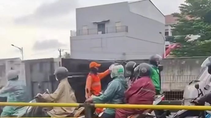 Sebuah truk boks bernomor polisi B-9826-JZN terguling di Jalan Outer Ring Road Rawa Buaya, Cengkareng, Jakarta Barat, Kamis, 18 Desember 2025 pagi. ANTARA/Tangkapan Layar.