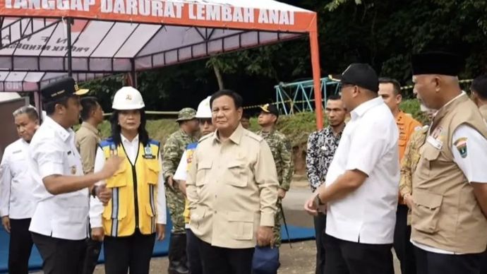 Presiden Prabowo Subianto mengecek perbaikan dan pemulihan jalur darat di Lembah Anai, Kabupaten Tanah Datar, Sumatera Barat, Kamis, 18 Desember 2025. ANTARA/HO-BPMI Sekretariat Presiden.