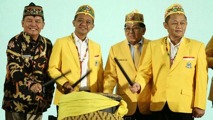 Ketua Umum DPP Partai Golkar Bahlil Lahadalia (kedua kiri) didampingi Gubernur Kalteng Agustiar Sabran (kiri), Sekretaris Jenderal DPP Partai Golkar Muhammad Sarmuji (kanan), dan Ketua DPD Partai Golkar Kalteng periode 2020-2025 Muhamad Ruslan (kedua kanan) memukul alat musik tradisional katambung saat pembukaan Musyawarah Daerah (Musda) XI Partai Golkar Provinsi Kalimantan Tengah, di Palangka Raya, Kalimantan Tengah, Sabtu, 29 November 2025. Musda XI mengambil tema Golkar Solid, Indonesia Maju, Kalimantan Tengah Sejahtera tersebut membahas program kerja partai sekaligus memilih ketua DPD Golkar Kalimantan Tengah periode 2025-2030. ANTARA FOTO/Auliya Rahman/bar (ANTARA FOTO/AULIYA RAHMAN)