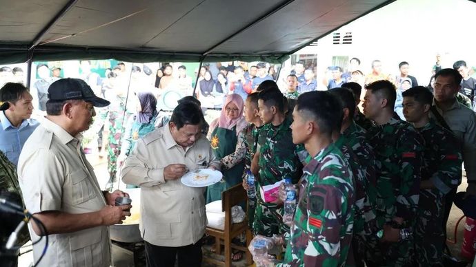 Presiden Prabowo Subianto (dua kiri) didampingi Menteri Pertahanan Sjafrie Sjamsoeddin (kiri) menyantap nasi goreng dan telor ceplok yang dimasak oleh sejumlah prajurit TNI dan ibu-ibu pengungsi di posko pengungsi SDN 05 Kayu Pasak, Salareh Aia, Kabupaten Agam, Sumatera Barat, Kamis 18 Desember 2025. ANTARA/HO-Tim Media Presiden Prabowo Subianto.
