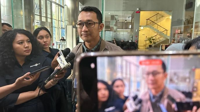 Juru Bicara Komisi Pemberantasan Korupsi Budi Prasetyo (kanan) memberikan keterangan di Gedung Merah Putih KPK, Jakarta, Kamis, 18 Desember 2025. (ANTARA/Rio Feisal)