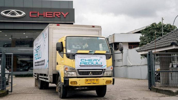 Chery menyalurkan bantuan tanggap bencana kepada warga terdampak banjir melalui BPBD Kota Medan. (Foto: Istimewa)