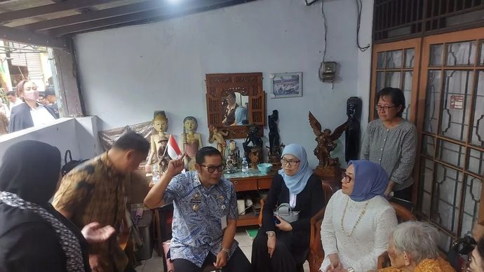 Menteri Pemberdayaan Perempuan dan Perlindungan Anak (PPPA) Republik Indonesia Arifah Fauzi (baju putih) saat berkunjung ke rumah pejuang 45 di Kota Tangerang, Kamis. ANTARA/Irfan.