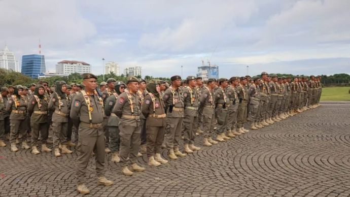 Personel Satuan Polisi Pamong Praja (Satpol PP) saat apel gelar pasukan kesiapan pengamanan menjelang perayaan Natal 2025 dan Tahun Baru 2026 (Nataru), di Monas Sisi Selatan, Jakarta Pusat, Kamis, 18 Desember 2025. ANTARA/HO-Satpol PP DKI Jakarta.