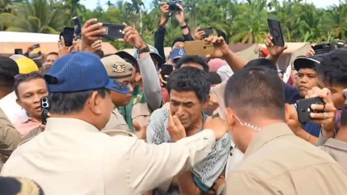 Presiden Prabowo Subianto menepuk pundak seorang warga yang terharu saat Kepala Negara meninjau posko pengungsian di Desa Salareh Aia, Palembayan, Agam, Sumatra Barat, Kamis 18 Desember 2025. (ANTARA/HO-Youtube Sekretariat Presiden)