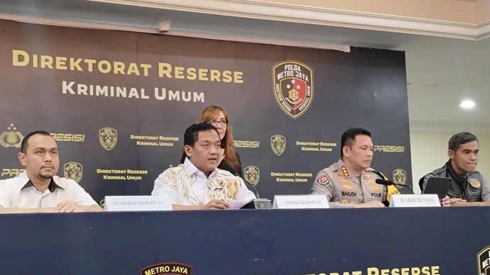 Direktur Reserse Kriminal Umum Polda Metro Jaya, Kombes Pol Iman Imanuddin (kedua dari kiri) saat konferensi pers di Jakarta, Kamis, 18 Desember 2025. ANTARA/Ilham Kausar
