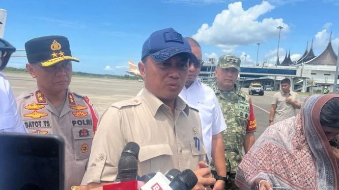Menteri Sekretaris Negara Prasetyo Hadi memberikan keterangan pers di Bandara Internasional Minangkabau, Padang Pariaman, Sumatera Barat, Kamis, 18 Desember 2025. (ANTARA/Fathur Rochman)