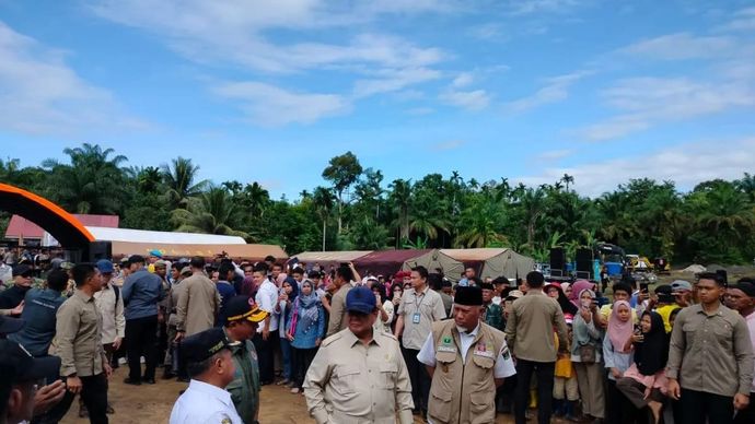 Presiden Prabowo Subianto sedang meninjau lokasi hunian sementara di Lapangan Sepak Bola SDN 05 Kayu Pasak, Nagari Salareh Aia, Kecamatan Palembayan, Kabupaten Agam, Kamis 18 Desember 2025. ANTARA/Yusrizal. 