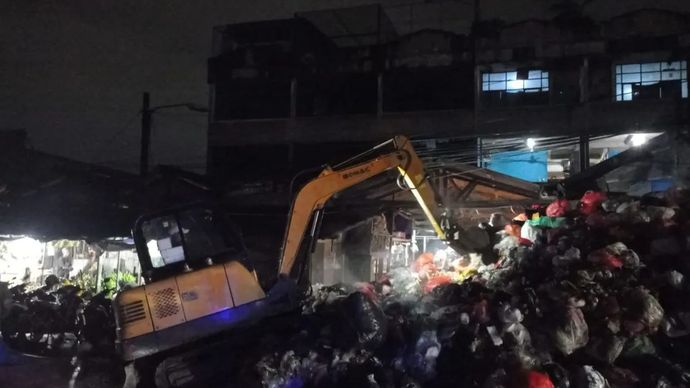 Petugas menangani tumpukan sampah di dekat di Pasar Cimanggis, Kota Tangerang Selatan, Banten, Rabu, 17 Desember 2025. ANTARA/HO-KLH