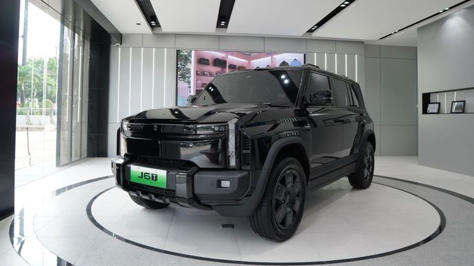 Dealer baru menampilkan jajaran produk unggulan, seperti Chery TIGGO 8 CSH dan Chery J6. (Foto: Istimewa/CSI)&nbsp;