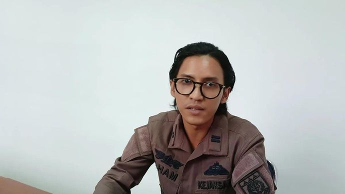 Kasubsi II Bidang Intelijen Kejari Kabupaten Tangerang Ilham Mauludy menyampaikan keterangan pers dalam menanggapi isu OTT Jaksa di Banten. (ANTARA/Azmi Samsul M)