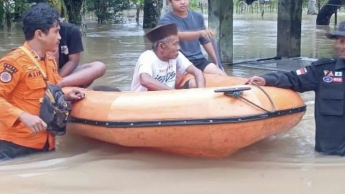 Penanganan warga terdampak banjir di Cinangka, Kabupaten Serang, Kamis 18 Desember 2025. ANTARA/HO-BPBD Banten