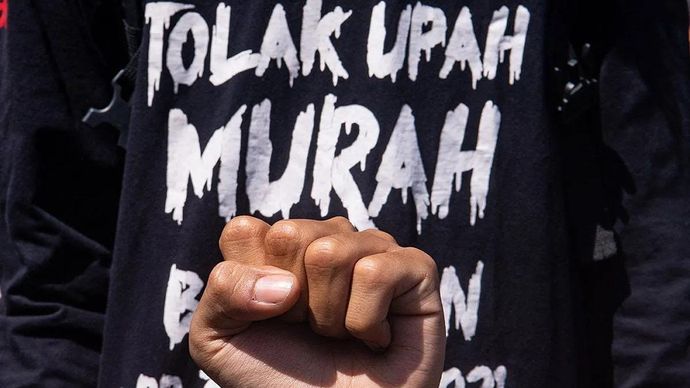 Arsip foto - Buruh yang tergabung dalam berbagai serikat pekerja Jawa Barat melakukan aksi unjuk rasa di depan Gedung Sate, Bandung, Jawa Barat, Kamis 28 Agustus 2025. ANTARA FOTO/Novrian Arbi/foc/aa.